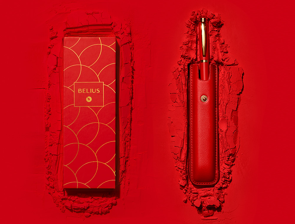 BOLIGRAFO Y ESTUCHE BELIUS PASSION DOR ALUMINIO TEXTURA CEPILLADA COLOR ROJO Y DORADO TINTA AZUL CAJA DE DISEO